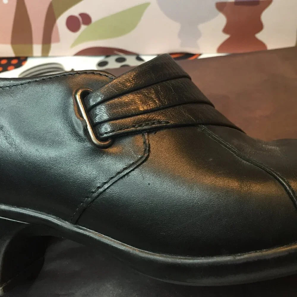 Clarks Bendables Leather Slip On  Size 10M